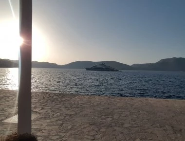 Στη Σύμη το εκθαμβωτικό γιοτ Ρώσου μεγιστάνα - Στεγάζει club, ελικοδρόμιο και 6 πισίνες